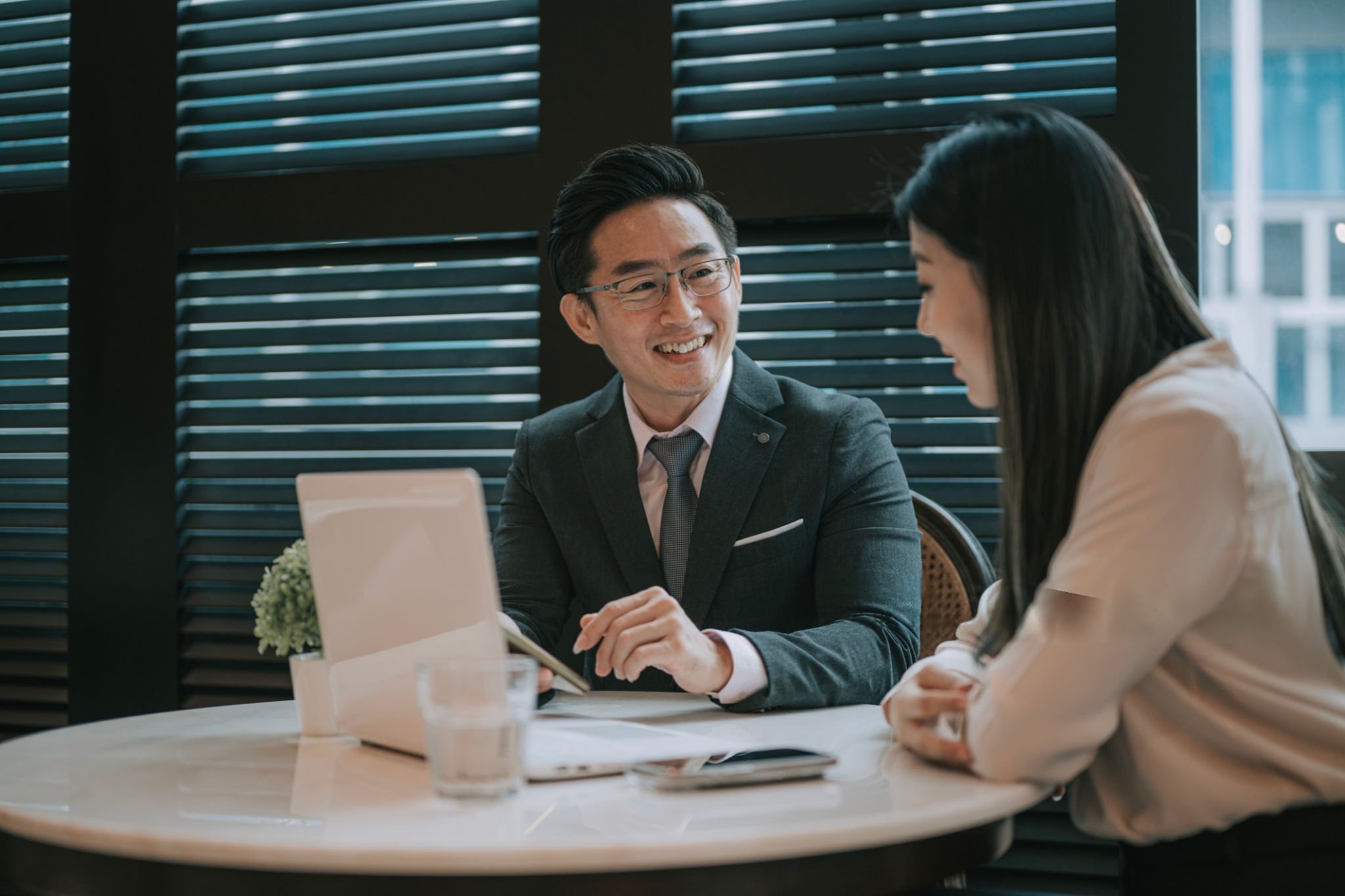 Malaysian loan advisor explaining personal loan repayment terms to a customer